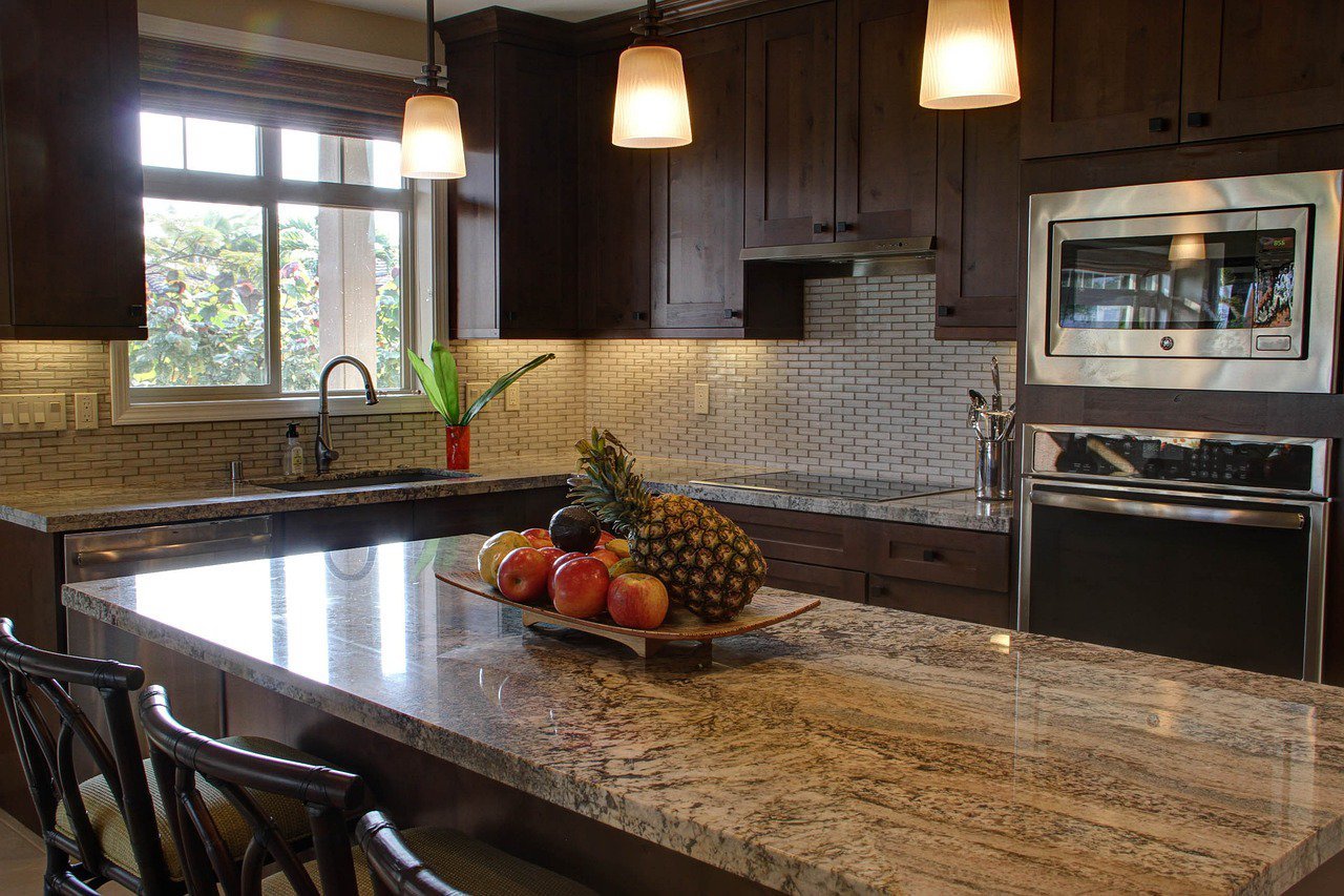 Warmth and Sophistication in a Luxurious Kitchen