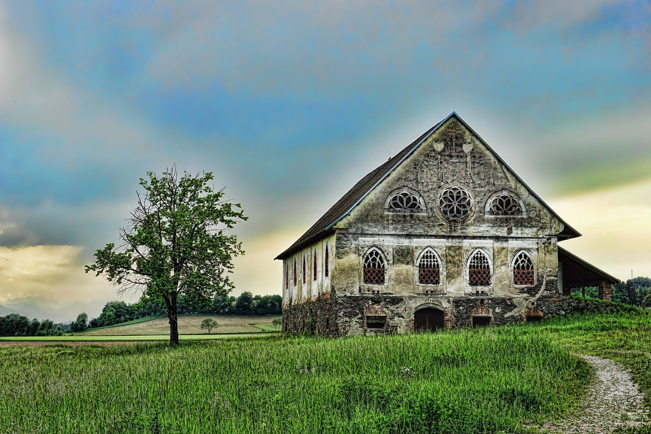 Forgotten Grandeur: A Stone Structure Whispers of the Past