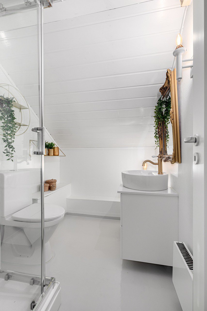 Minimalist Elegance: A Serene Bathroom Sanctuary