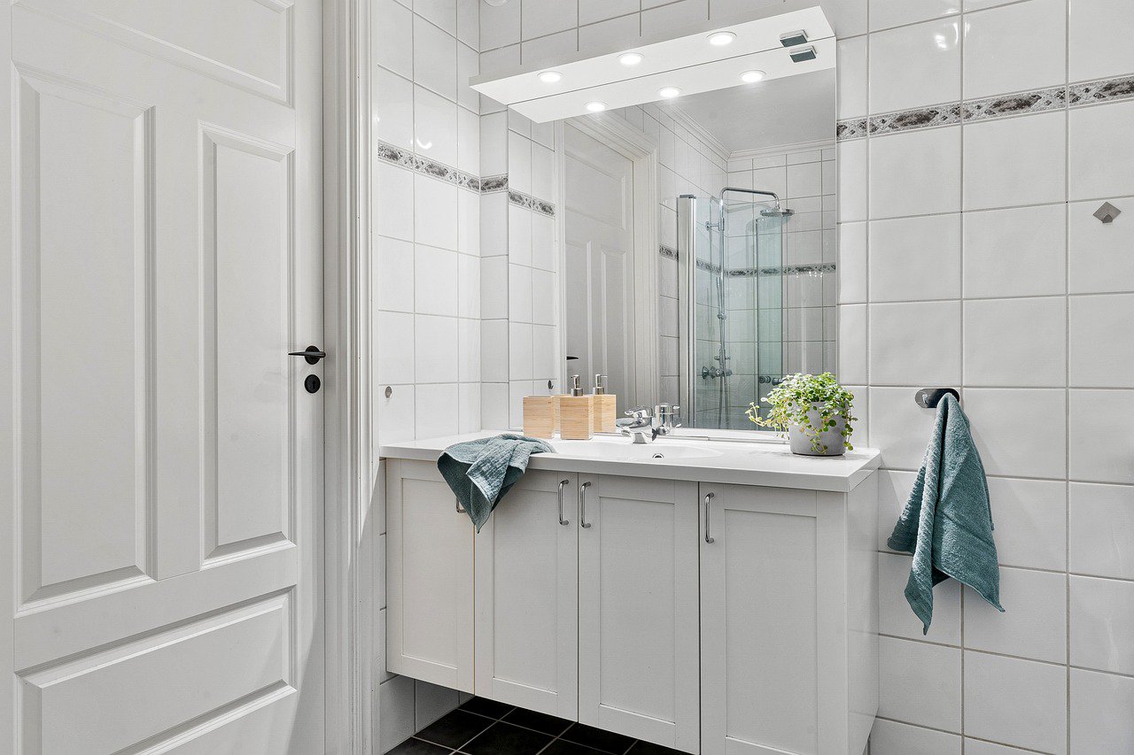 Modern Minimalism: A Serene White Bathroom Retreat