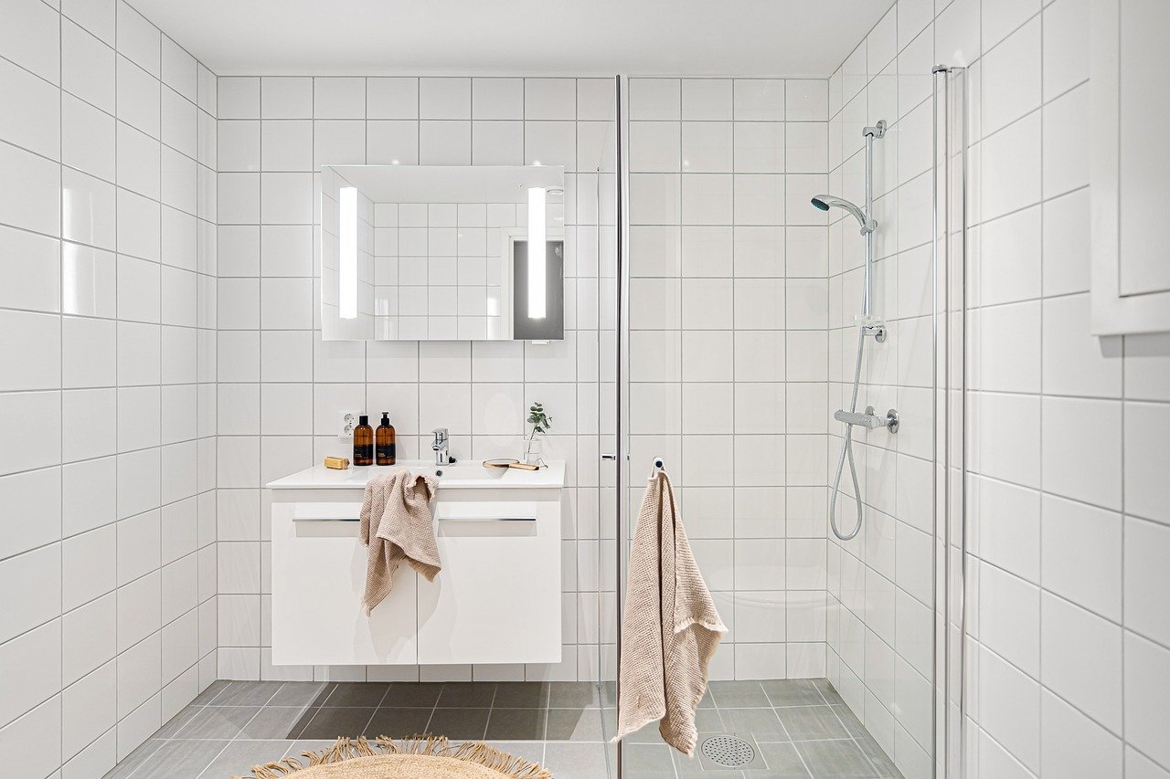 Spa-Like Serenity: A Minimalist Bathroom Retreat