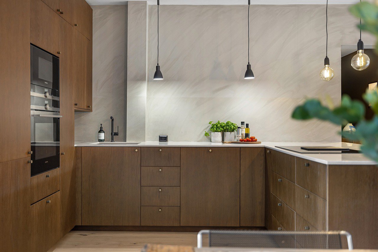 Warm Elegance: A Kitchen of Refined Simplicity