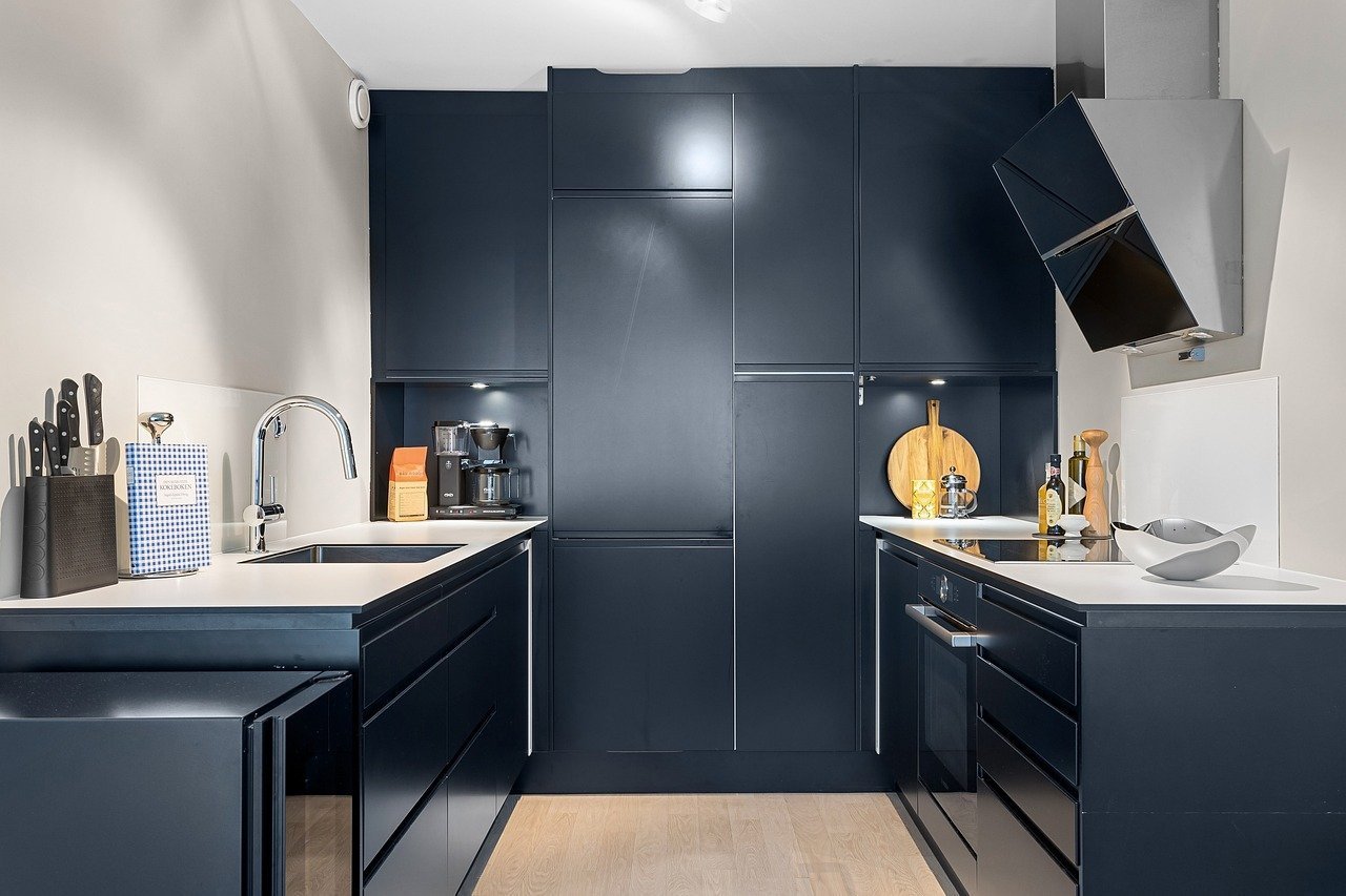 Navy Blue Elegance: A Luxury Kitchen Designed for Refined Living