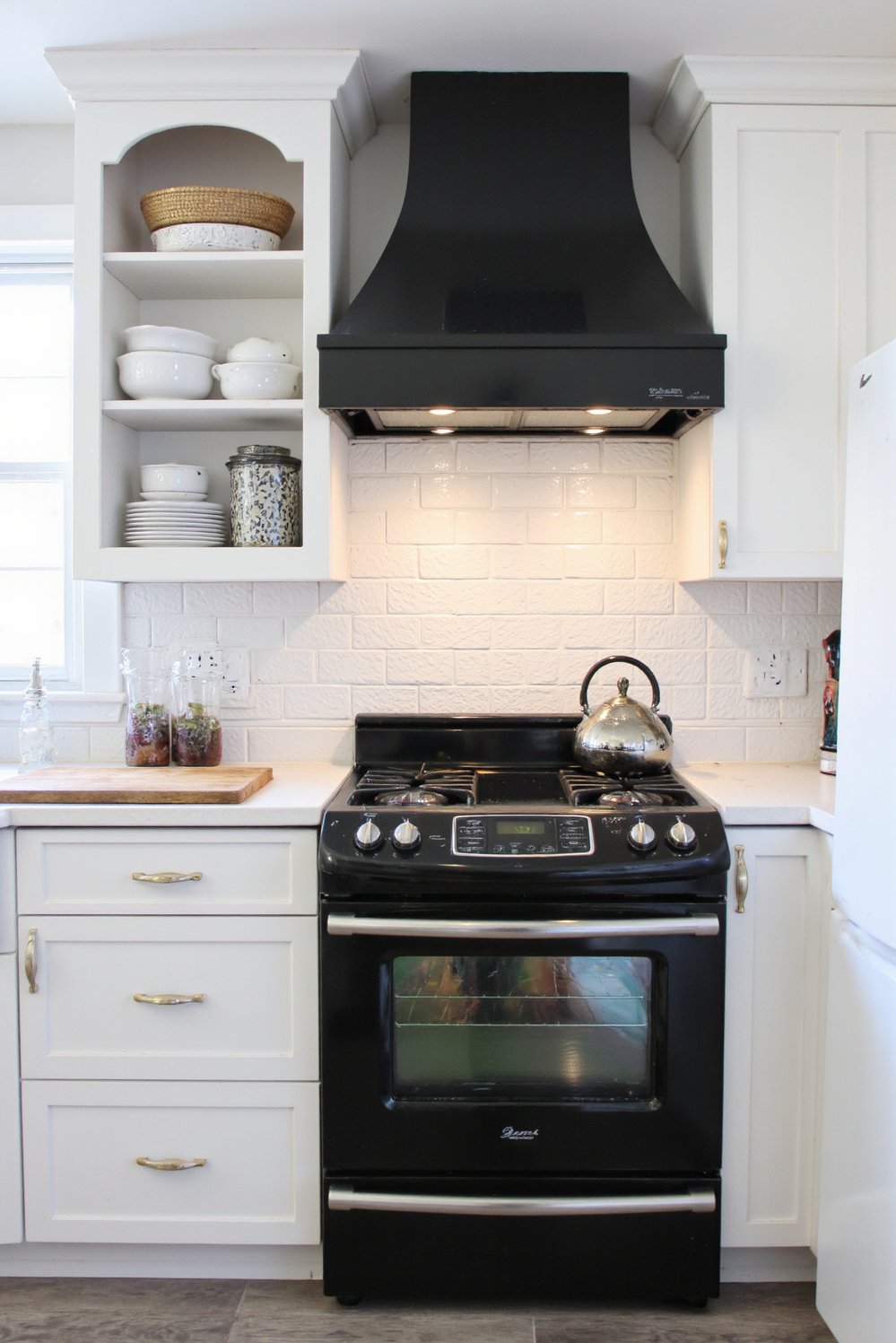 Black and White Modern Kitchen - Bright White Kitchen with Black Appliances - Bright, airy white kitchen with black appliances. The...