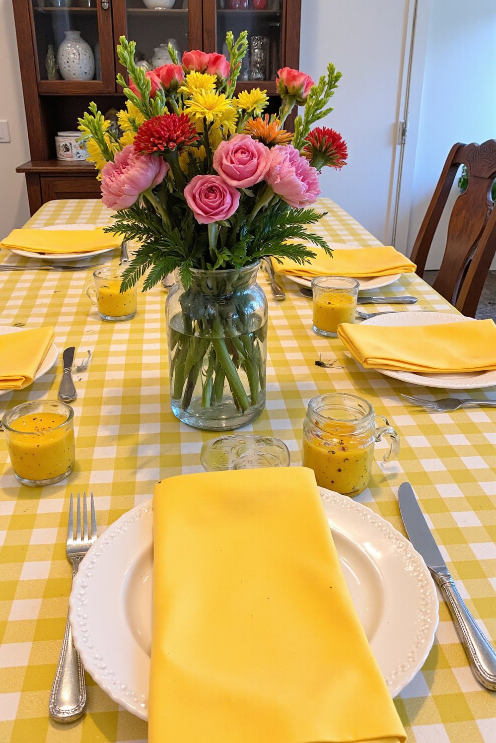 Spring Tablescapes ideas - Bright Gingham Easter Tablescape: Sunny Spring Decor - Bright and cheerful Easter tablescape! Sunny yellow napkins...