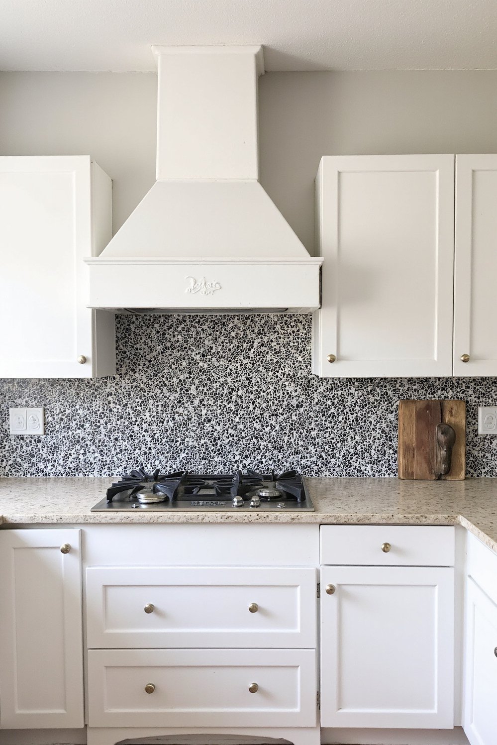 Black and White Modern Kitchen - Sleek Black & White Kitchen: Mosaic Tile Backsplash - Black and white kitchen: modern and chic. A...