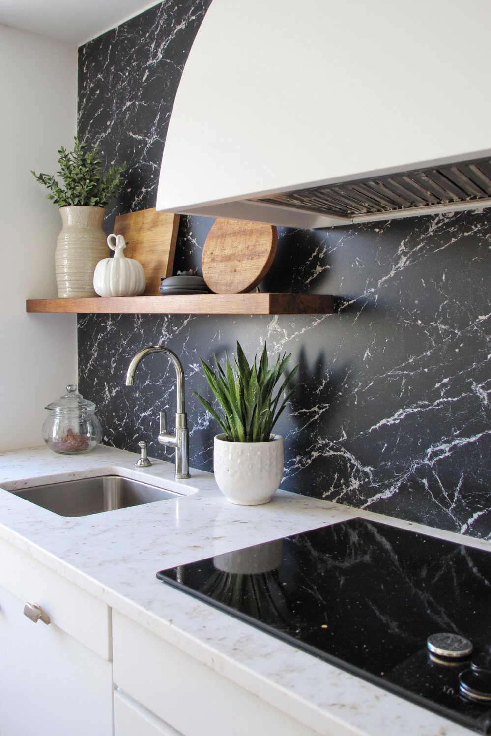 Black and White Modern Kitchen - Modern Black & White Kitchen: Marble Backsplash Design - Black and white marble backsplash: a modern kitchen...
