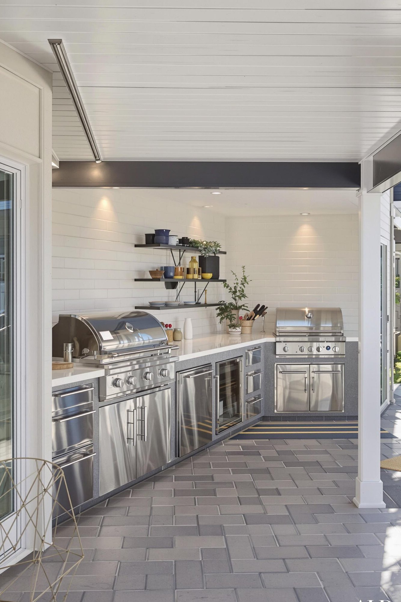 Outdoor entertaining area - Contemporary Outdoor Kitchen: Minimalist Backyard Design - This sophisticated outdoor kitchen patio boasts stainless steel...