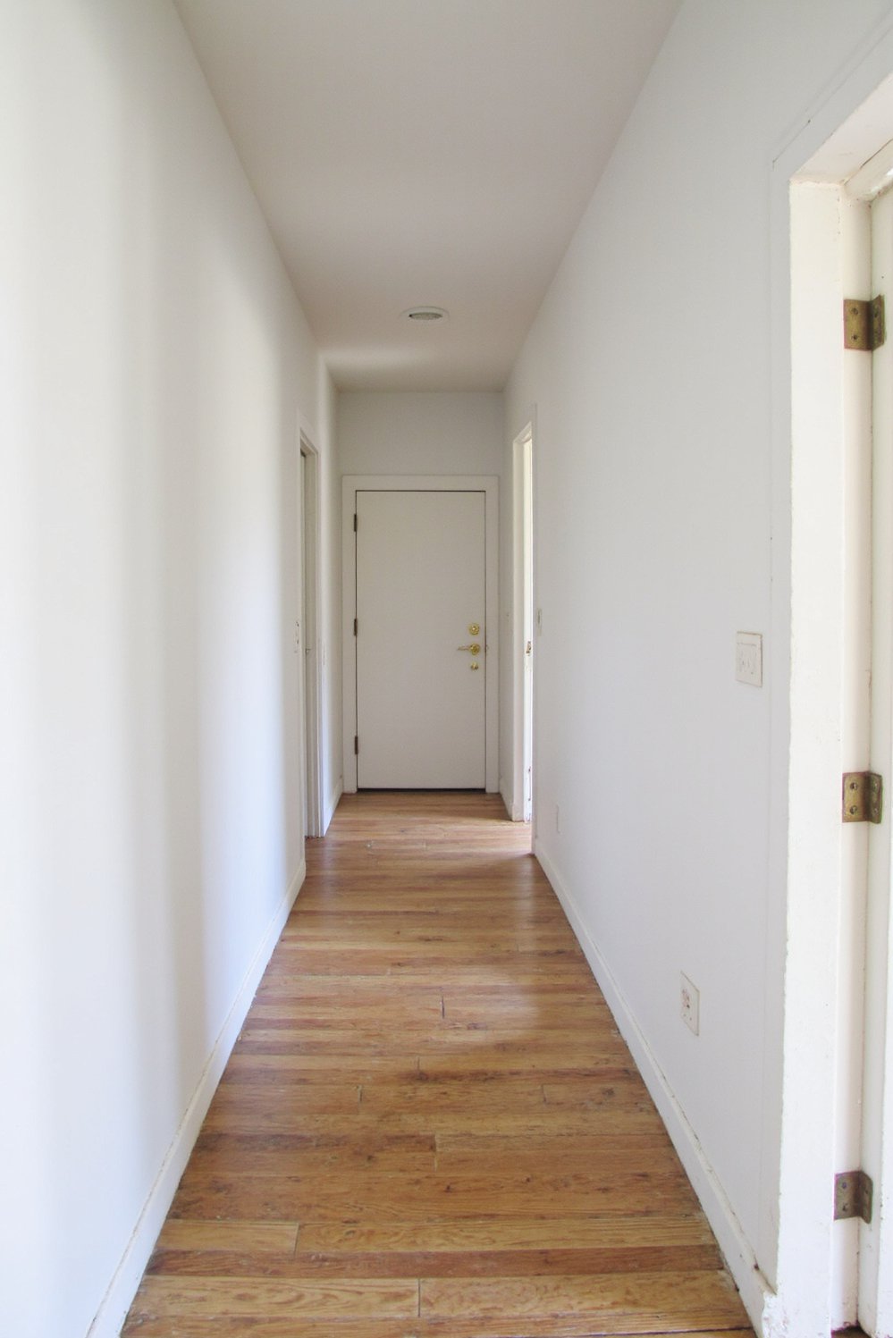 Narrow hallway decor ideas - Minimalist Decorating Ideas for Long Narrow Hallways - Maximize your narrow hallway's potential with a minimalist...