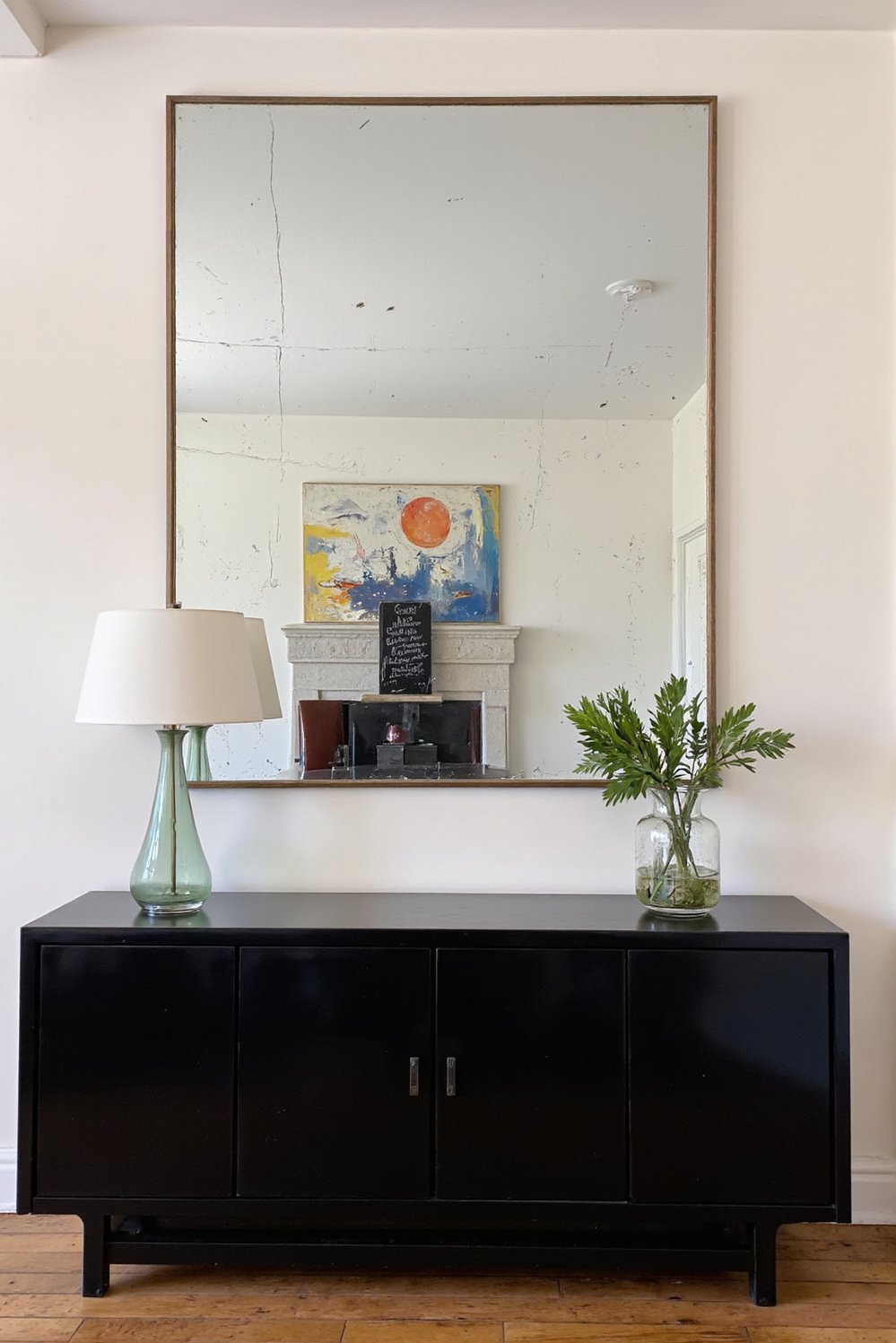 dining room wall decor - Art Deco Mirrored Accent Wall: Dining Room Glamour - This Art Deco-inspired dining room accent wall is...