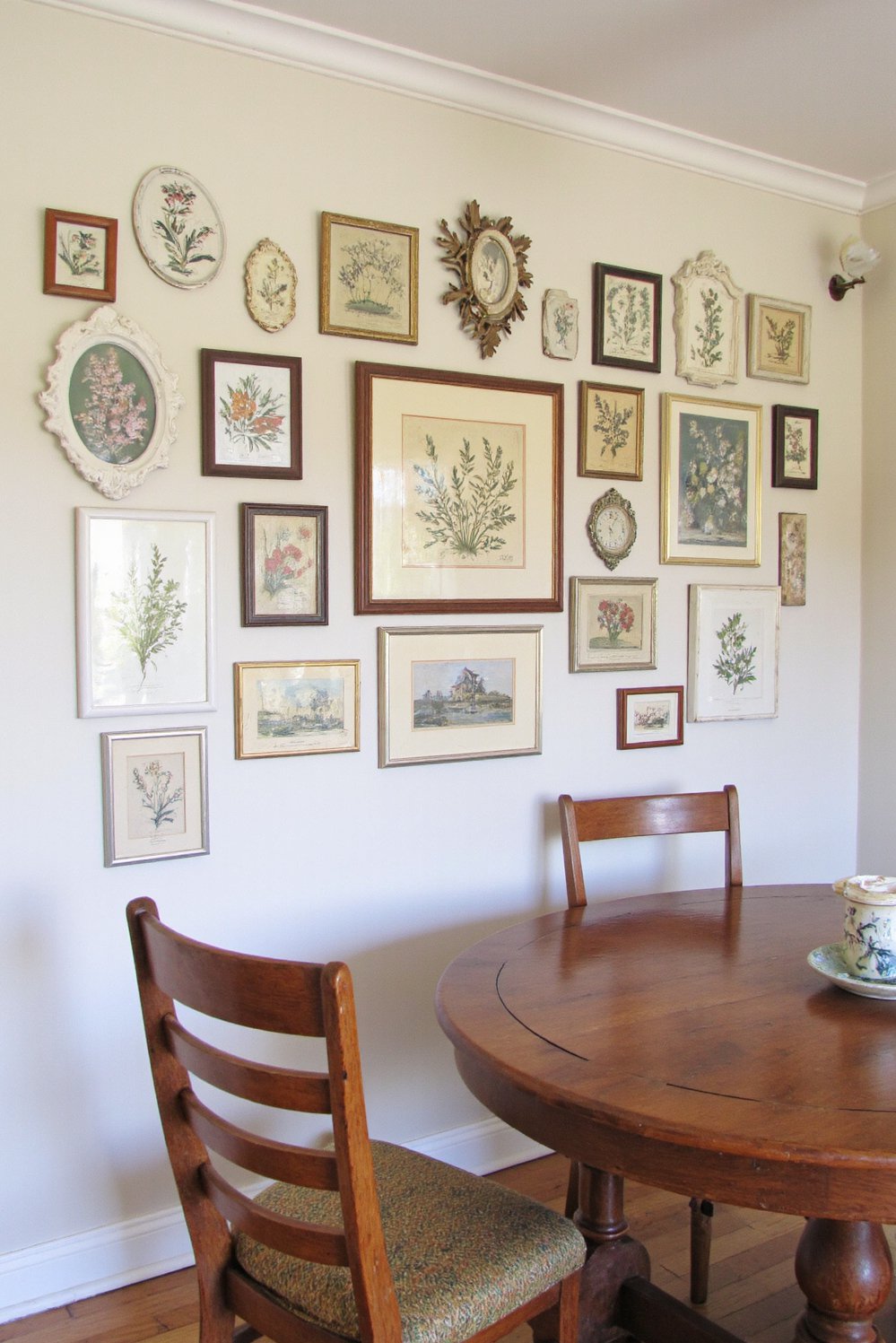 dining room wall decor - Cozy Cottage Dining Room Wall Decor Ideas - Cozy cottage dining room wall decor: botanical prints...