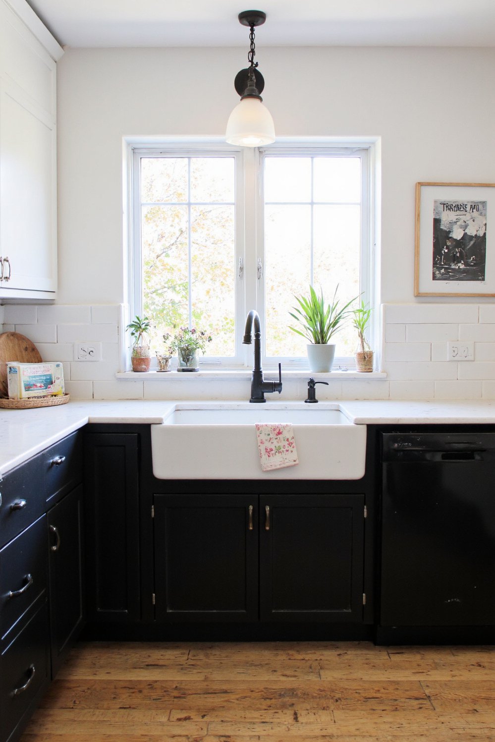 Black and White Modern Kitchen - Dramatic Black and White Farmhouse Kitchen - Dramatic black and white kitchen design. Bold black...