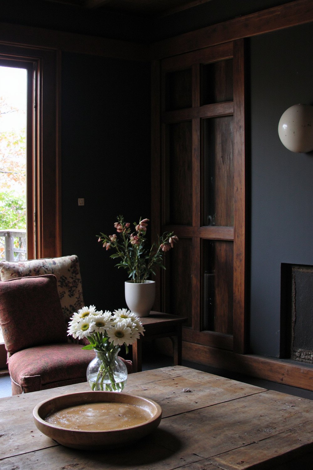 Japanese style living rooms - Sophisticated Dark Wood Japanese Living Room - Dramatic Japanese living room: dark wood and low...