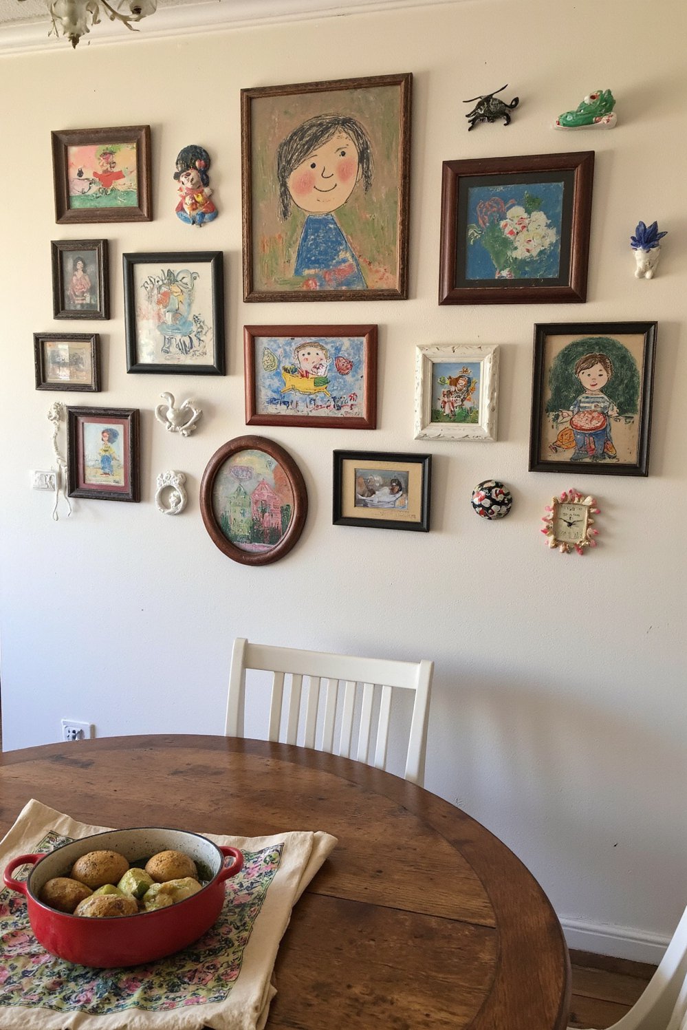 dining room wall decor - Whimsical Family Photos: Eclectic Dining Room Wall - Looking for unique dining room wall decor? This...