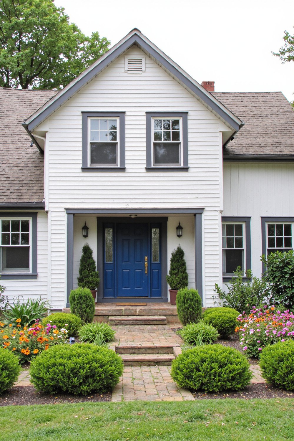 Modern Farmhouse Color Palette - Modern Farmhouse Exterior: Crisp White & Deep Blue - Modern farmhouse exterior: I love how the light...