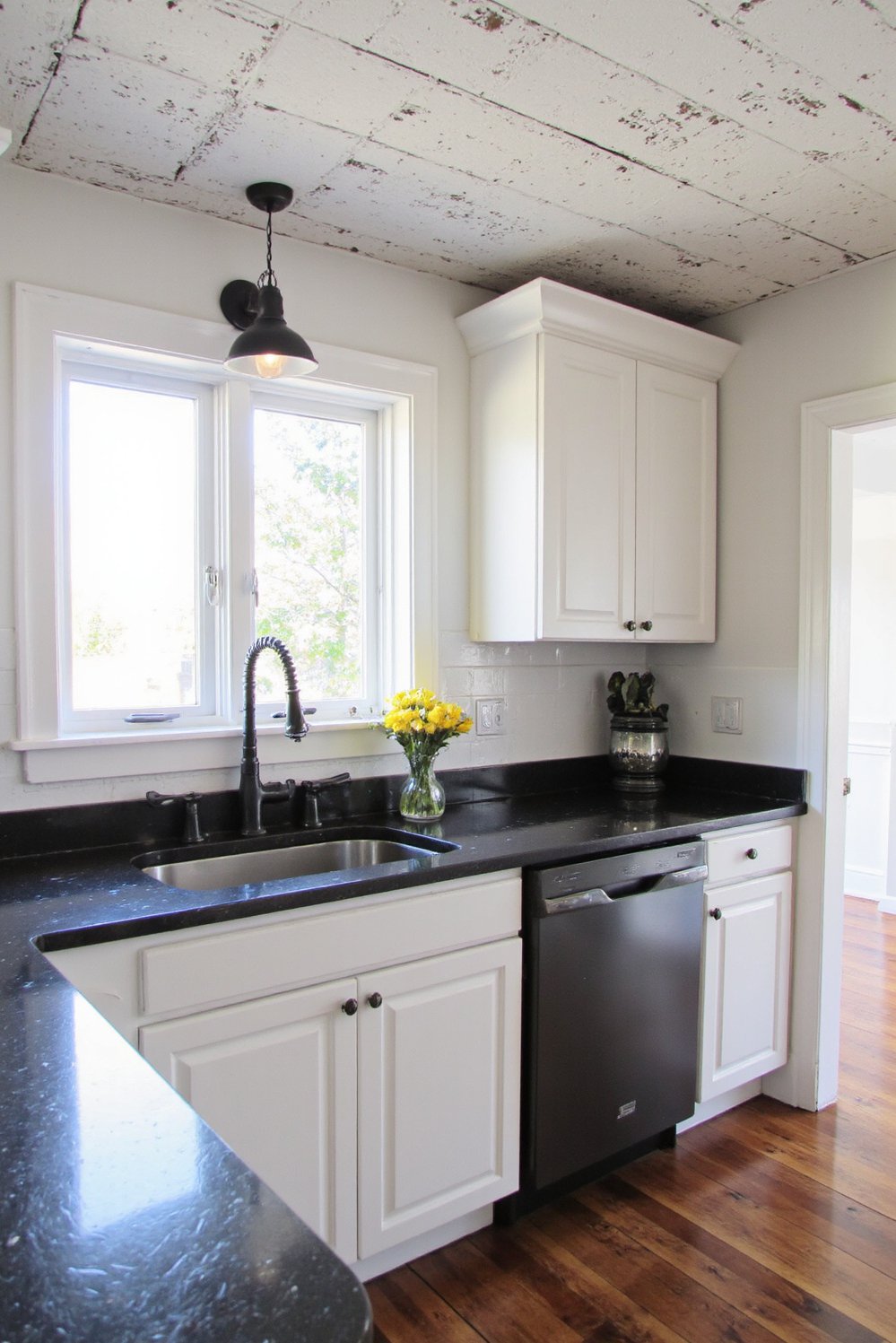 Black and White Modern Kitchen - Farmhouse Black & White Kitchen: Modern Design - Modern farmhouse kitchen: black countertops and whitewashed wood...