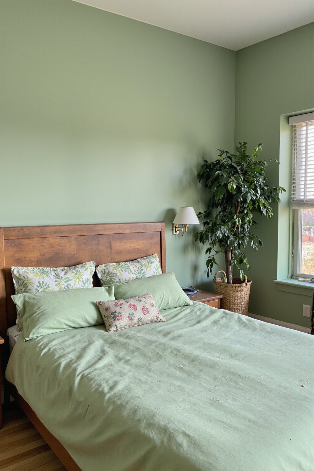 green bedroom ideas - Serene Sage Green Bedroom: Japanese Minimalist Design - This Japanese-inspired bedroom is pure serenity. A minimalist...