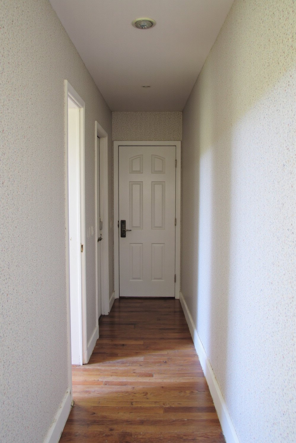 Narrow hallway decor ideas - Textured Wallpaper Ideas for Narrow Hallways - Add personality and visual interest to a narrow...