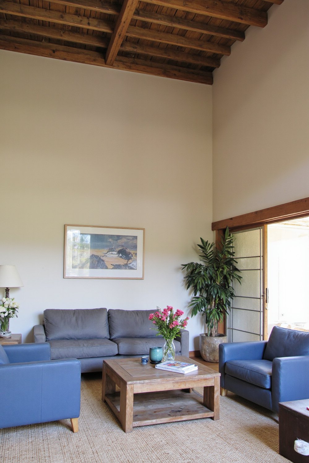 Japanese style living rooms - Rustic & Refined: Modern Japanese Living Room Design - Rustic meets refined in this Japanese-style living room....