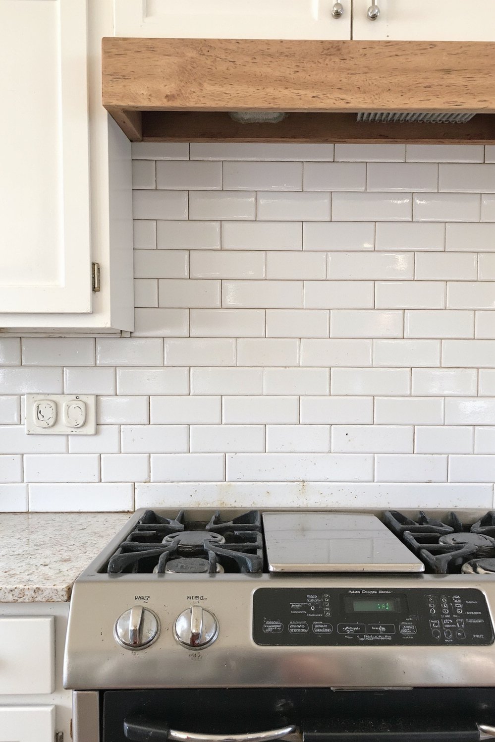 Modern Farmhouse Color Palette - Modern Farmhouse Kitchen: White Tile & Dark Grout - This kitchen backsplash is the perfect example of...