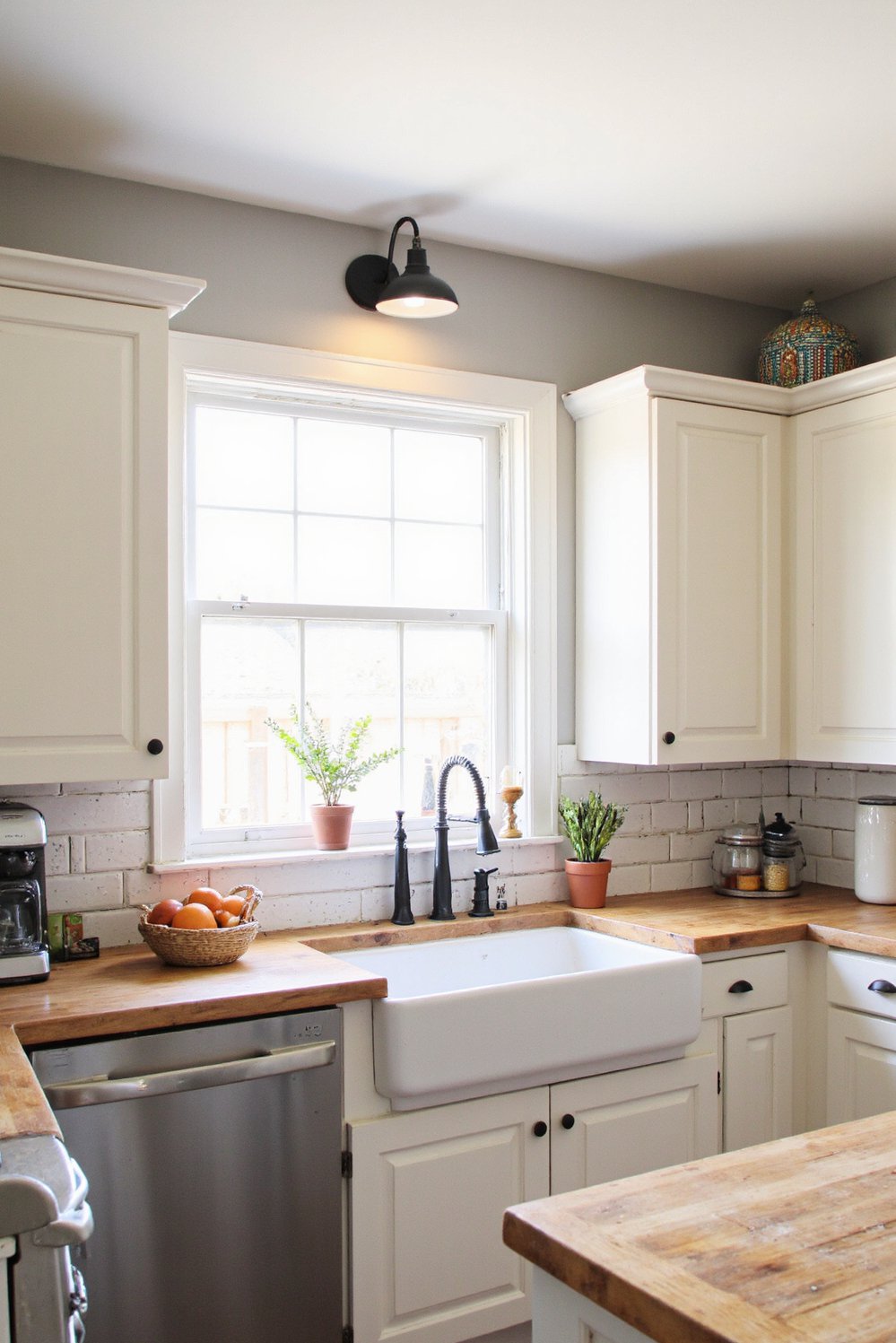 Modern Farmhouse Color Palette - Bright & Airy Modern Farmhouse Kitchen Palette - Modern farmhouse kitchens are my favorite! This sun-drenched...