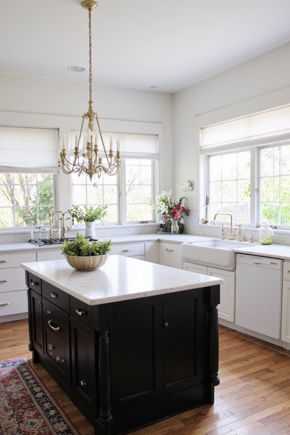 Black and White Modern Kitchen - Modern Black & White Kitchen: Bold Island Design - Black and white modern kitchen with a dramatic...
