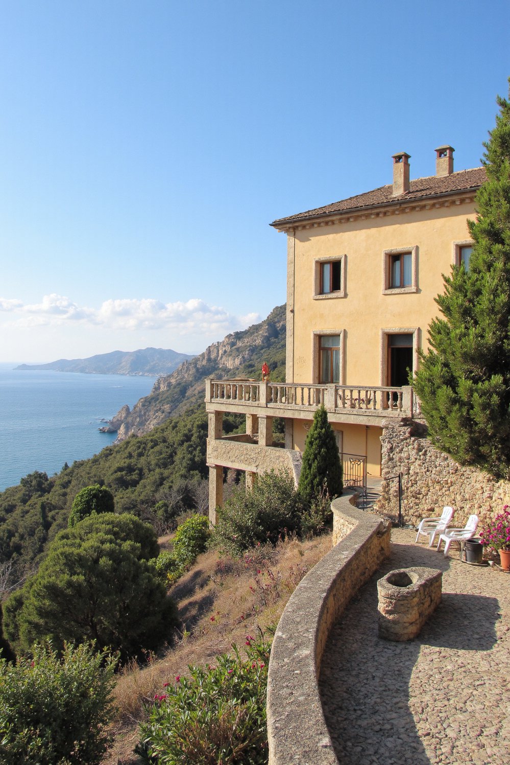 Italian villas exteriors - Tuscan Villa: Seaview Luxury & Modern Design - Italian villa exterior: This Tuscan villa boasts breathtaking...