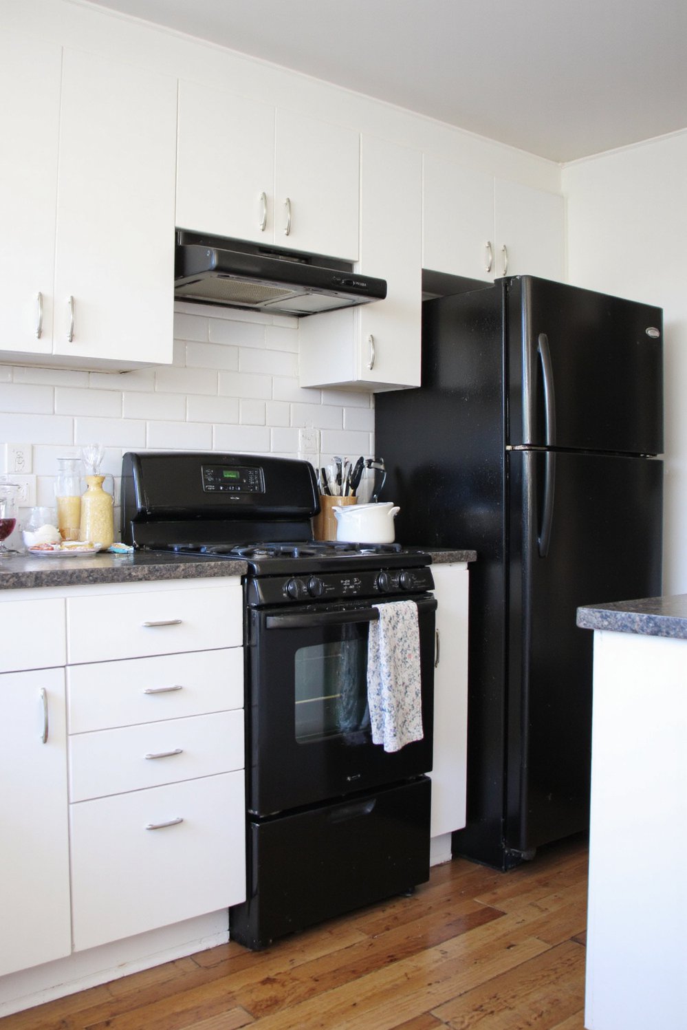 Black and White Modern Kitchen - Black & White Modern Kitchen: Clean Lines, Stunning Contrast - Black and white modern kitchen: a stunning space!...