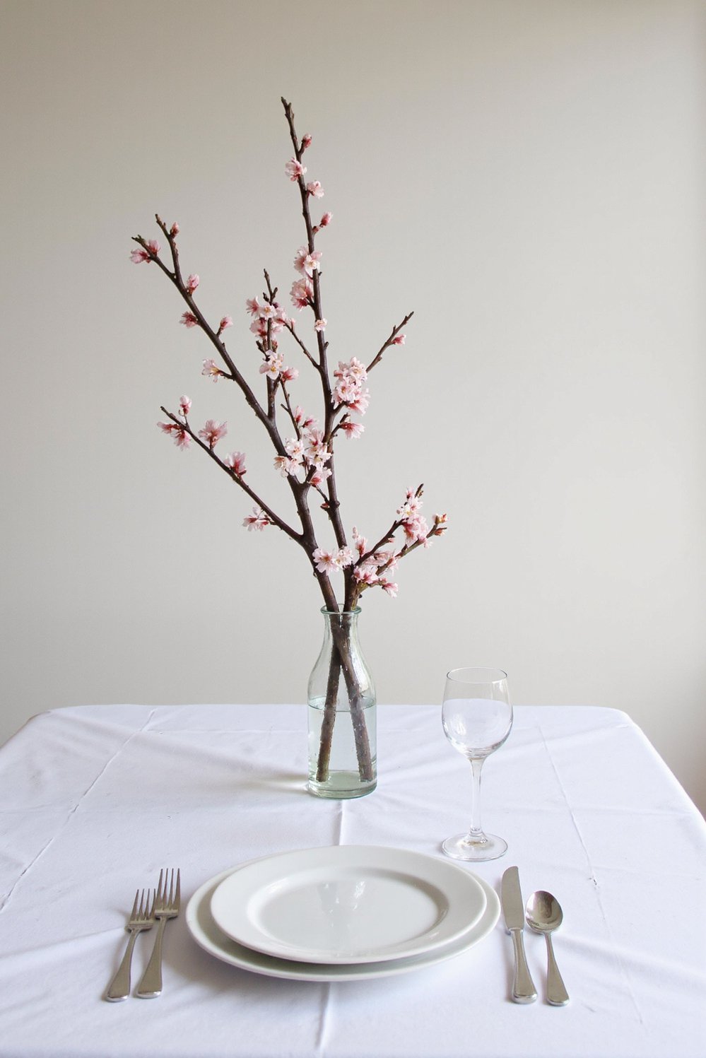 Spring Tablescapes ideas - Minimalist Spring Tablescape: Modern Easter Decor - Minimalist spring tablescape with a modern feel. A...