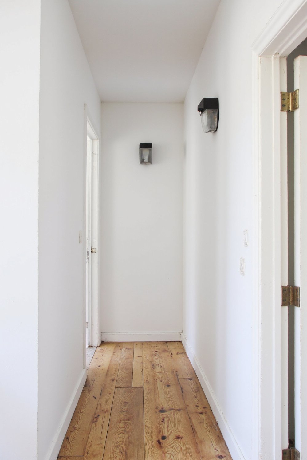 Narrow hallway decor ideas - Brighten a Long Narrow Hallway with Simple Decor - Maximize light in your narrow hallway with a...