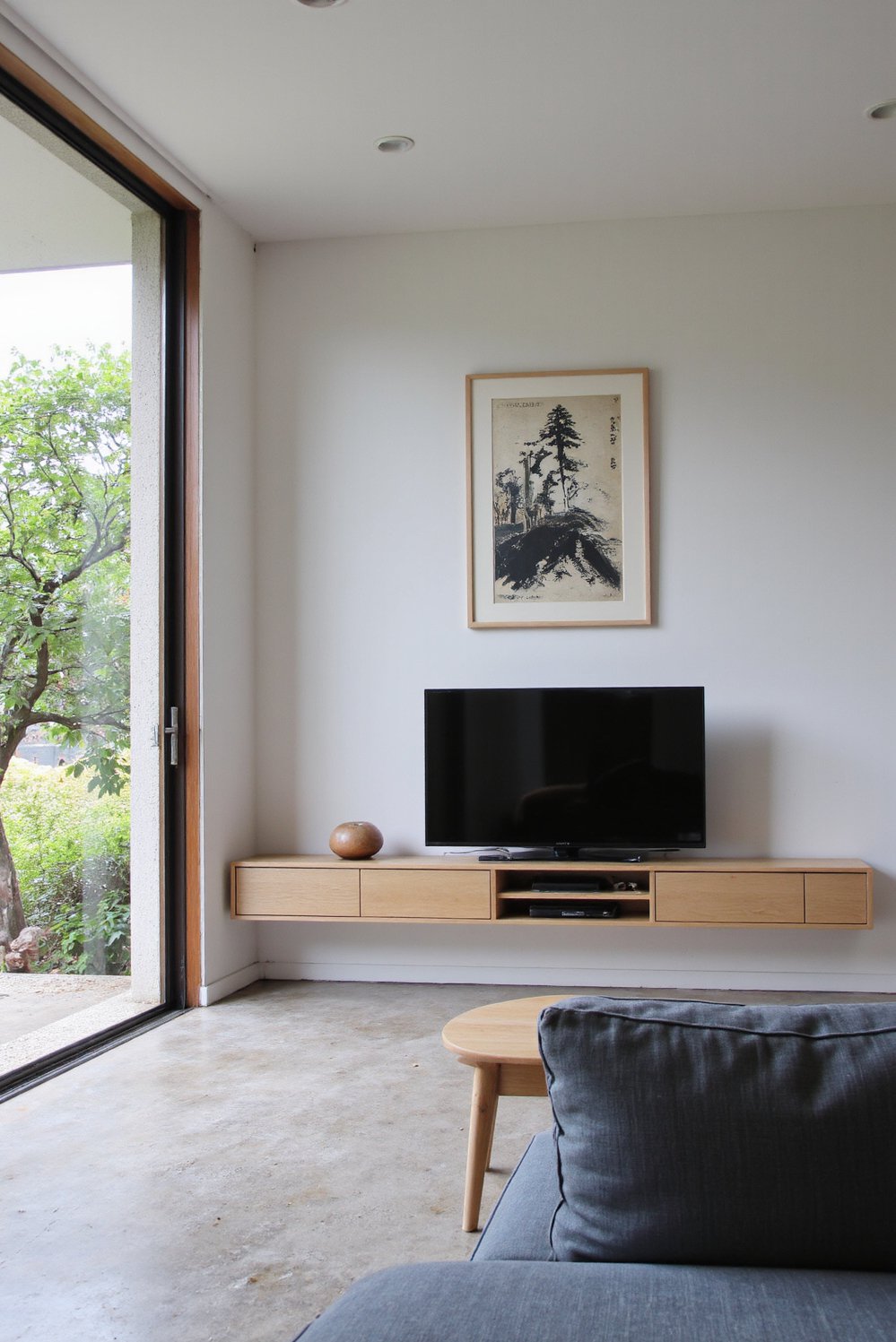 Japanese style living rooms - Modern Japanese Living Room: Grey, White & Garden View - Modern Japanese living room: minimalist and serene. Light...