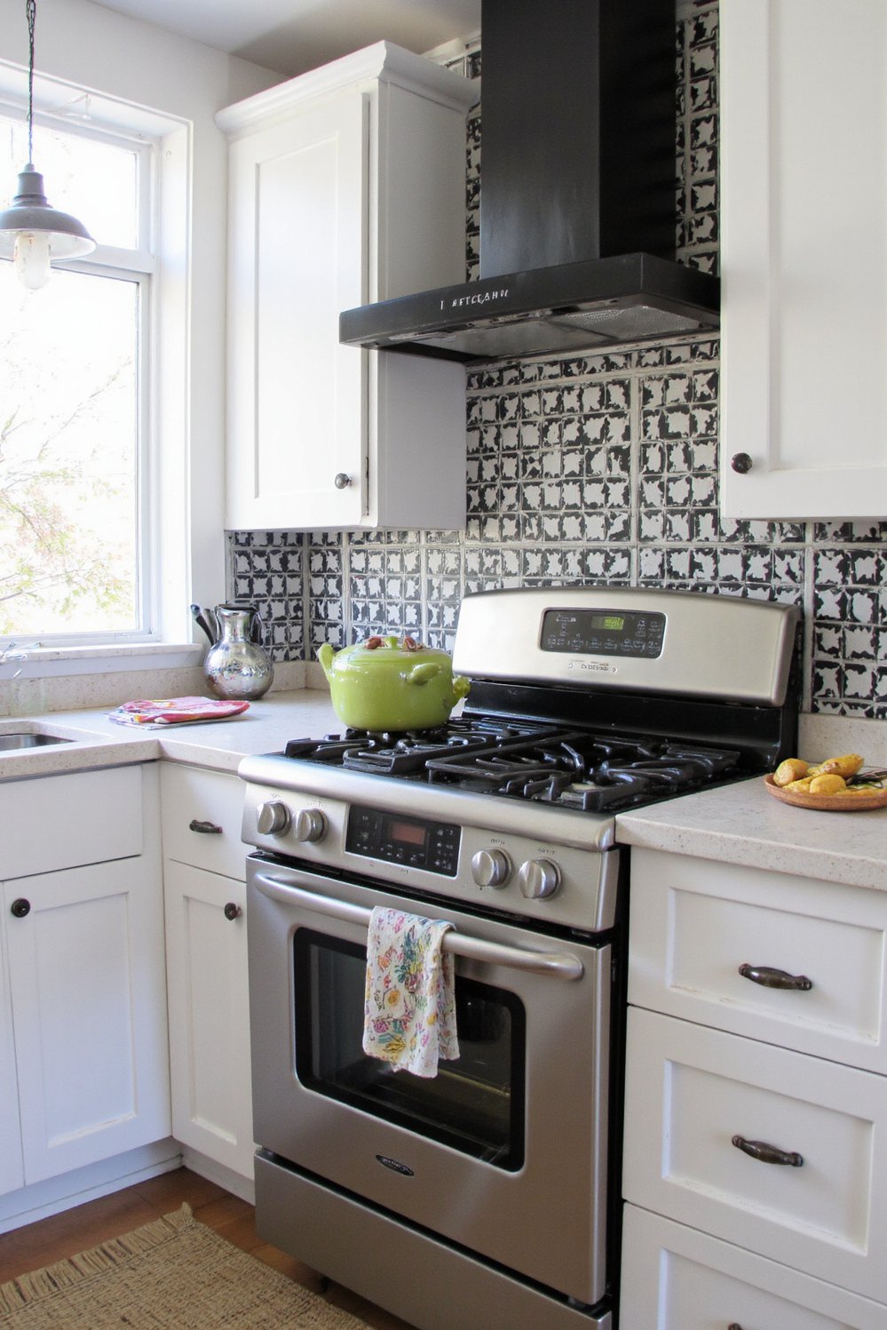 Black and White Modern Kitchen - Modern Black & White Kitchen: Geometric Backsplash Design - Black and white kitchen with geometric backsplash. The...