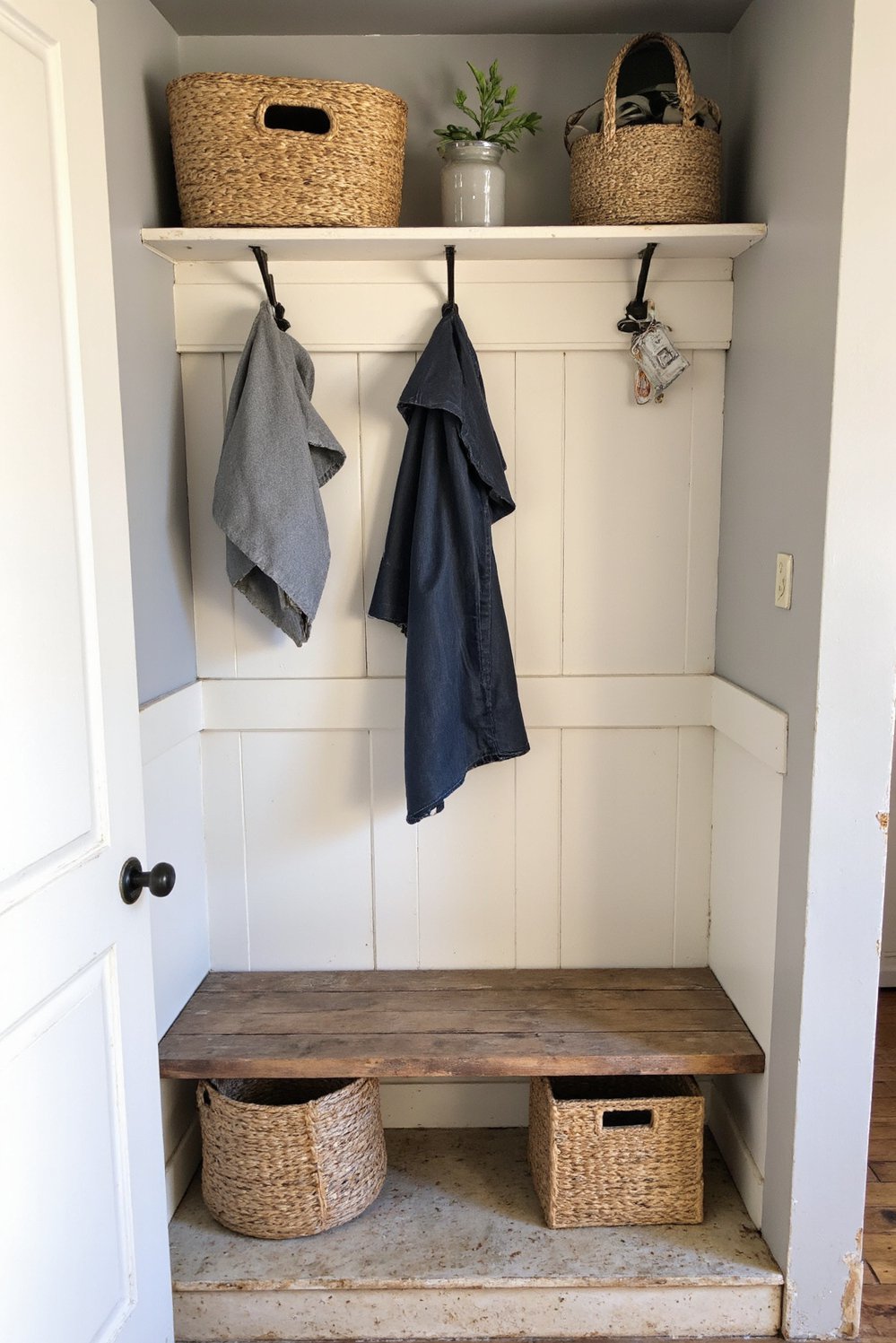Modern Farmhouse Color Palette - Taupe & Off-White Modern Farmhouse Paint Palette - Modern farmhouse mudroom style. Taupe and off-white walls...