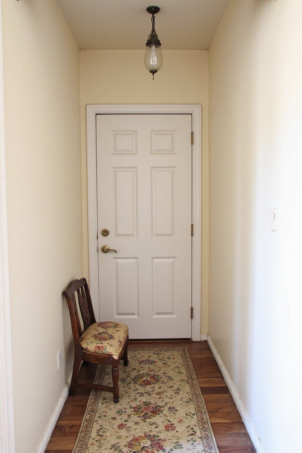 Narrow hallway decor ideas - Vintage Charm: Decorating a Narrow Entryway - Small entryway, big style! Pale cream walls create...
