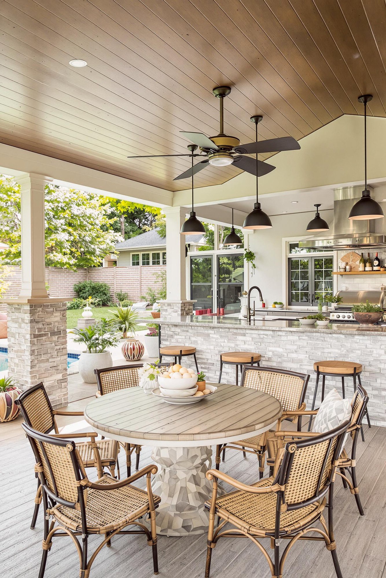 Outdoor entertaining area - Spacious Outdoor Kitchen & Dining Area Remodel - This outdoor kitchen and dining area is perfect...