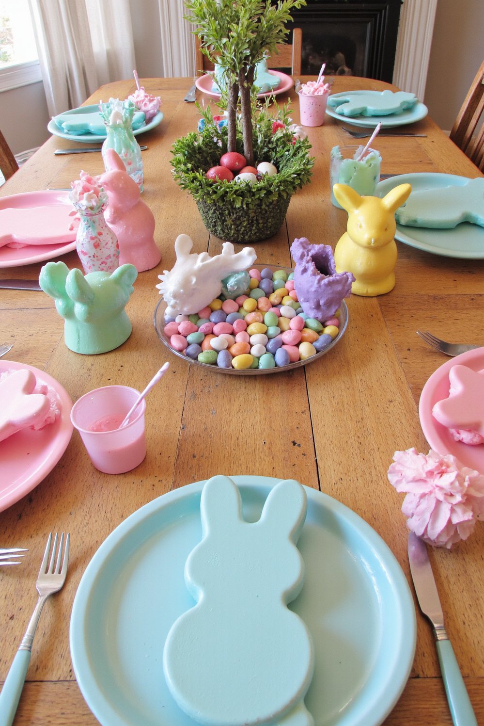Spring Tablescapes ideas - Bunny Plates & Pastel Spring Tablescapes for Easter - Spring table setting ideas for an Easter children's...