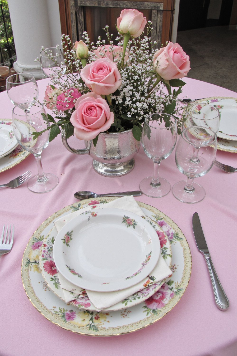 Spring Tablescapes ideas - Romantic Spring Tablescape: Pastel Pink & Roses - Romantic spring tablescape: A pastel pink tablecloth sets...