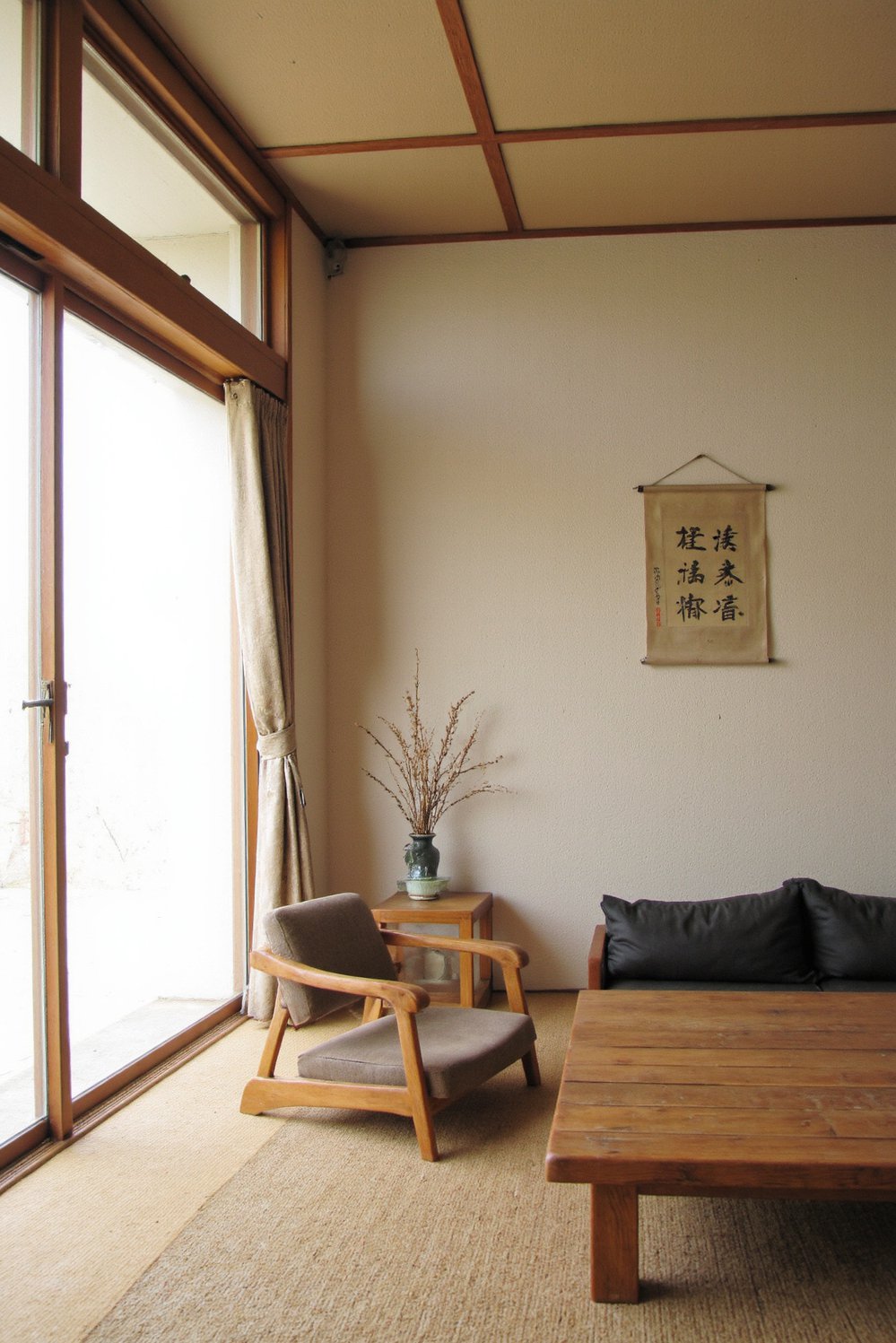 Japanese style living rooms - Serene Modern Japanese Living Room with Shoji Screens - Japanese living room design: serenity and simplicity. Imagine...
