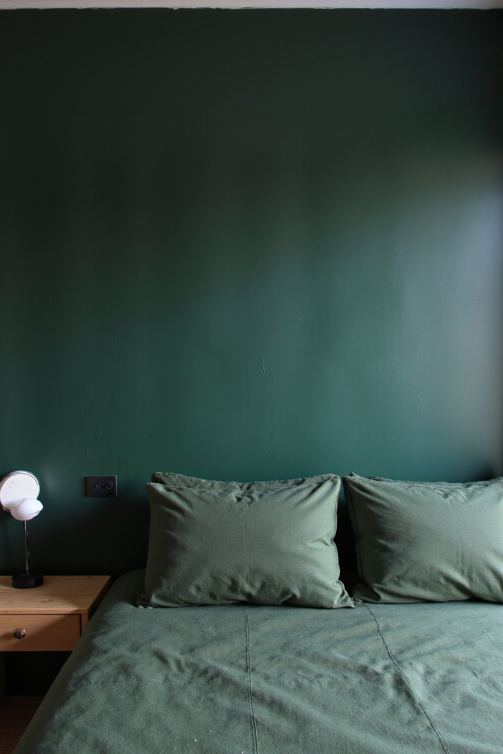 green bedroom ideas - Moody Green Bedroom: Minimalist & Sophisticated - Moody green bedroom! I adore the rich color...