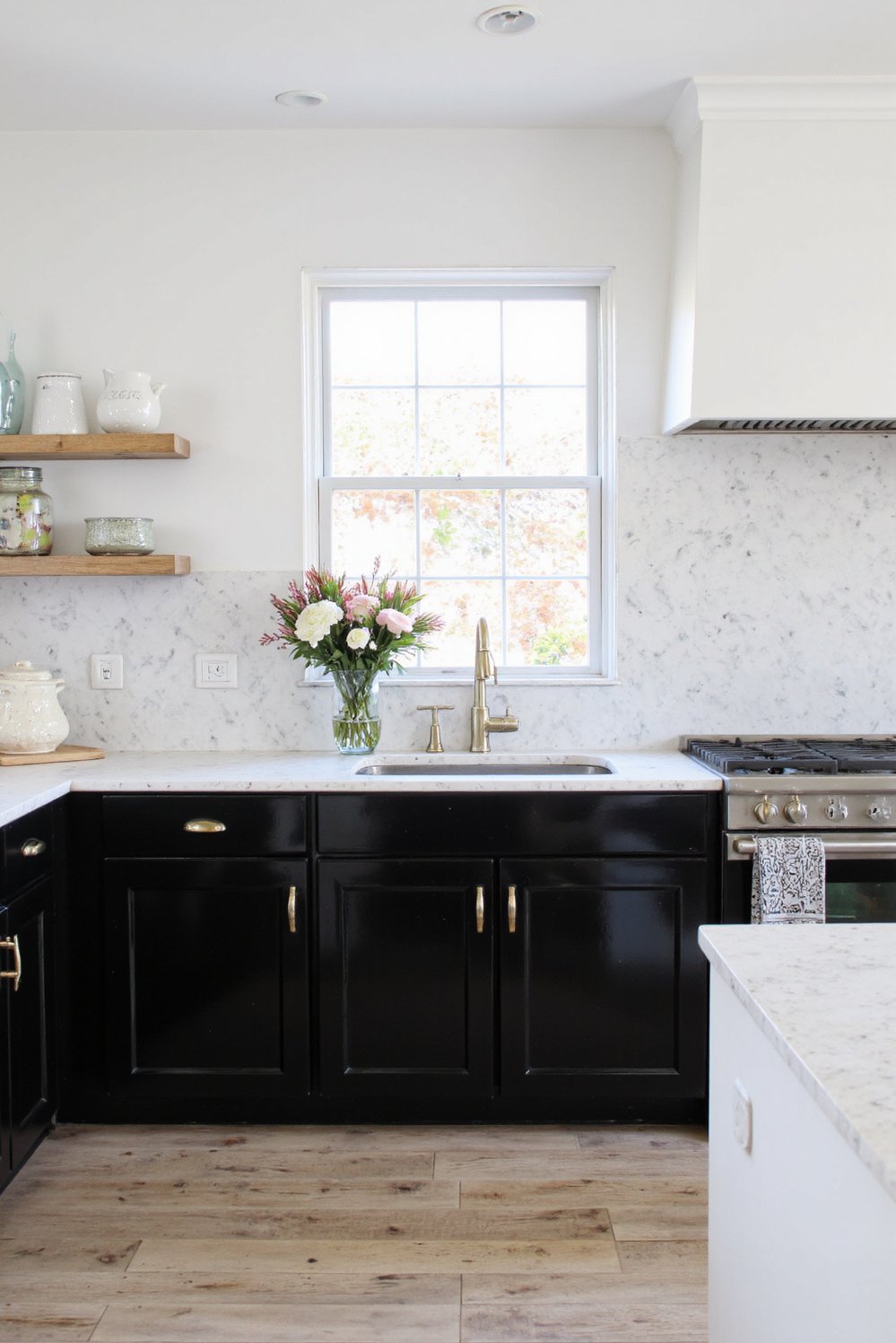 Black and White Modern Kitchen - Sleek Black & White Kitchen: Modern Design - Sleek black and white modern kitchen. Glossy black...