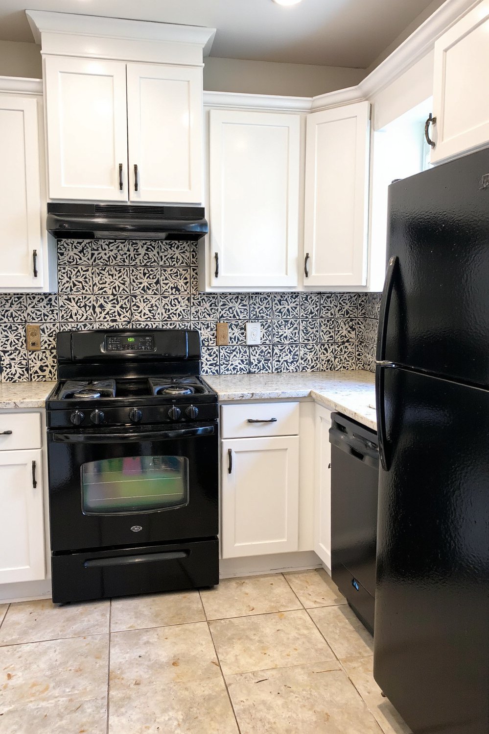 Black and White Modern Kitchen - Black & White Kitchen: Modern Design & Appliances - Modern black and white kitchen design. I love...