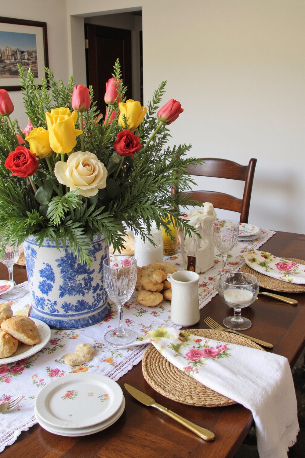 Spring Tablescapes ideas - Classic Easter Dinner Table: Family Spring Centerpiece - Classic Easter table setting ideas, perfect for family...