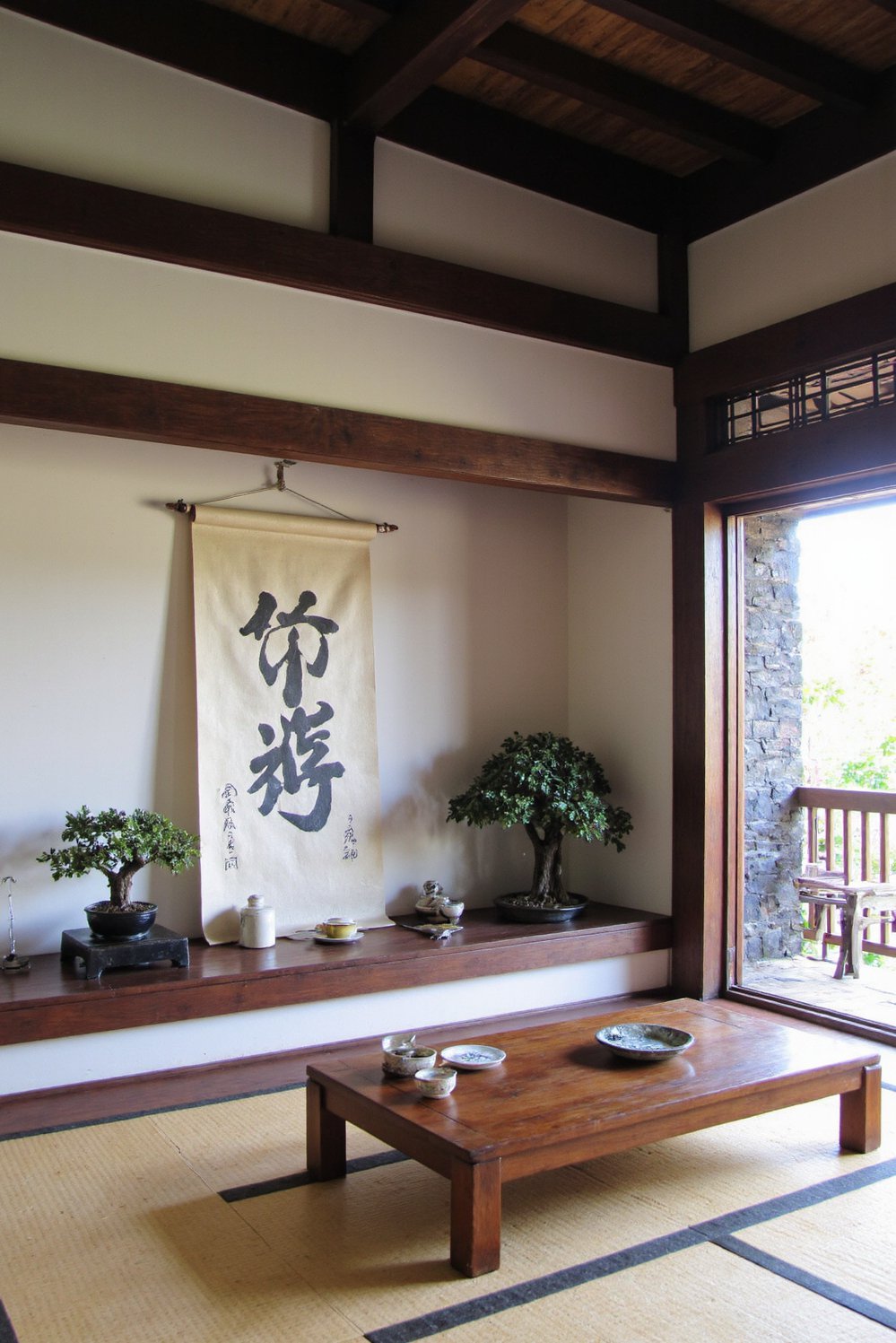Japanese style living rooms - Traditional Japanese Living Room with Tokonoma Alcove - Traditional Japanese living room: understated elegance. A tokonoma...