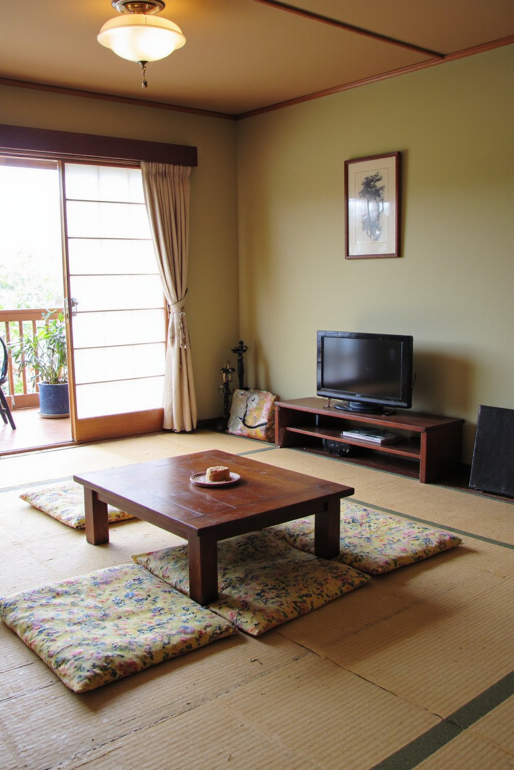 Japanese style living rooms - Relaxed Japanese Living Room with Low Table - Traditional Japanese living room ideas: low table and...