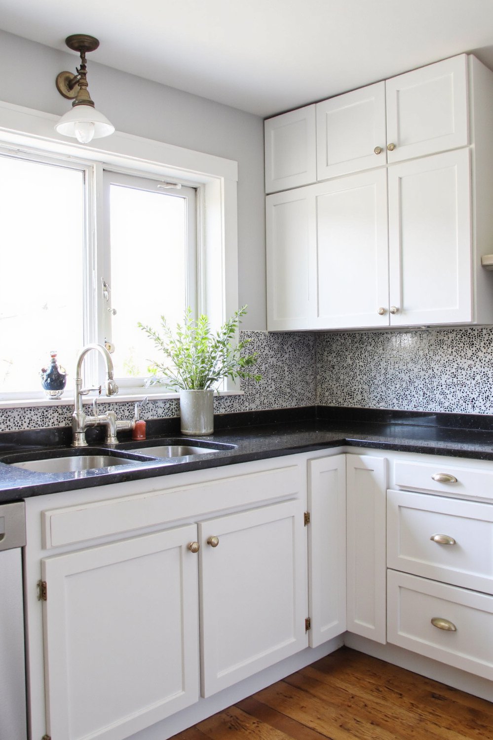 Black and White Modern Kitchen - Black & White Transitional Kitchen Design - Black and white transitional kitchen: modern and sophisticated....