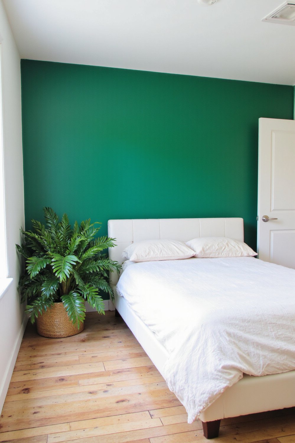 green bedroom ideas - Emerald Green Accent Wall Bedroom: Modern Minimalist Design - Green bedroom ideas with a modern twist! This...