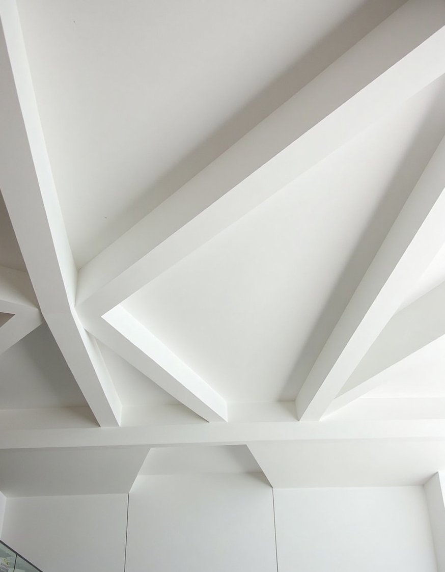 Innovative contemporary ceiling design - Geometric Drywall Ceiling: Modern Office Design - Geometric ceiling design: Intersecting planes of matte white...