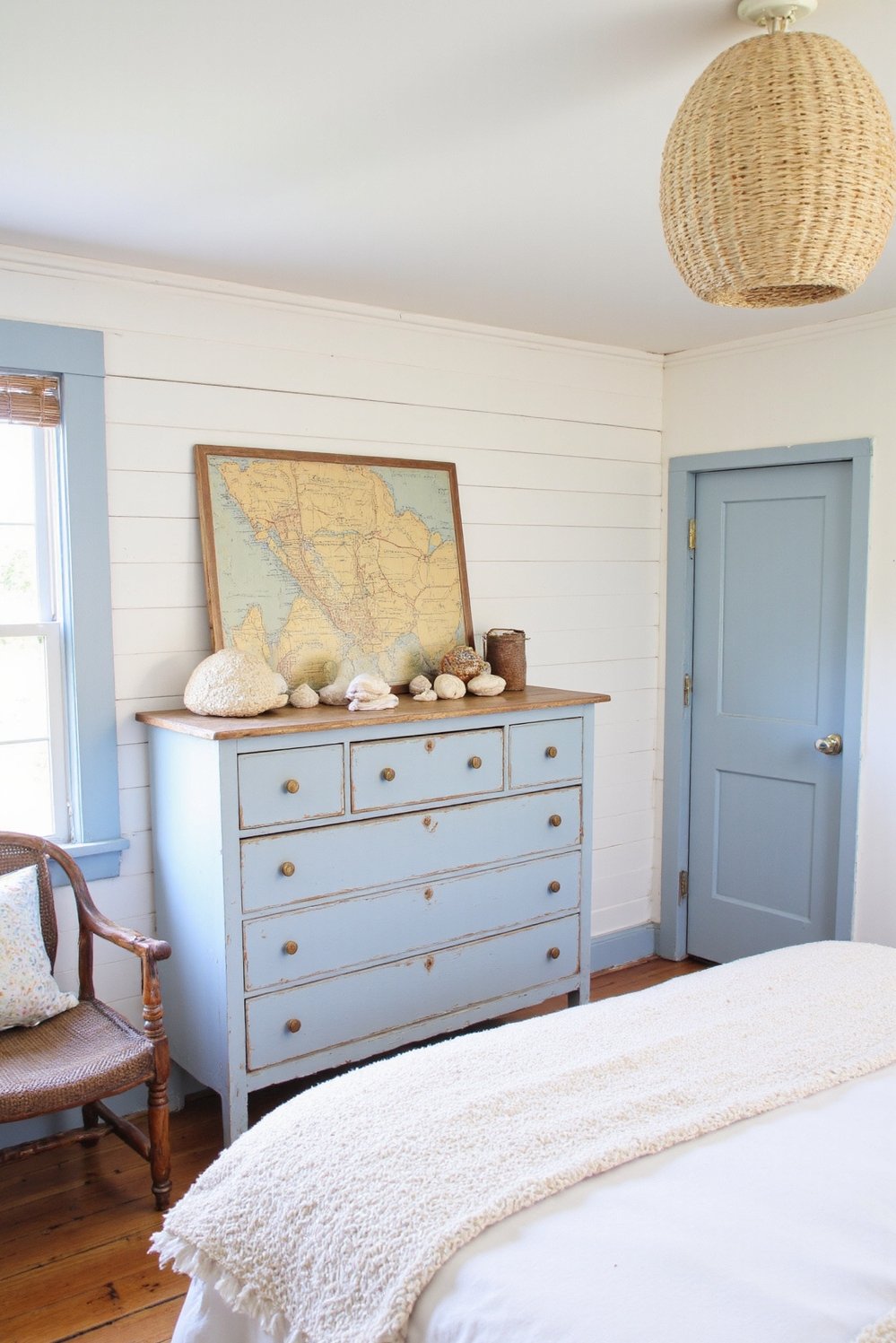 coastal cottage bedroom ideas - Coastal Cottage Bedroom: Ocean Inspired Decor - Coastal cottage bedroom ideas abound in this charming...