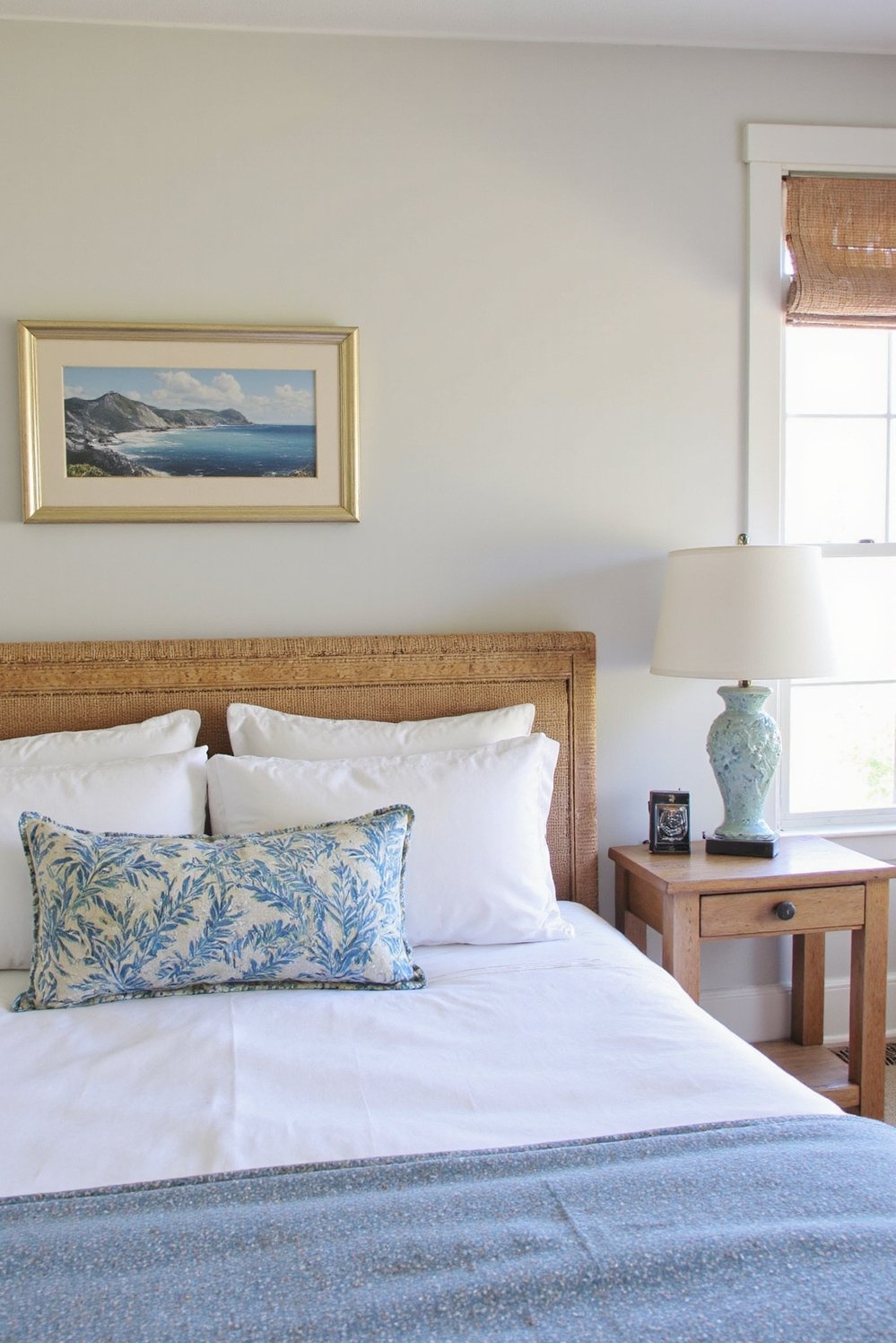 coastal cottage bedroom ideas - Functional Coastal Bedroom: Beach House Rental Ideas - Beach house bedroom: practical and stylish. This coastal...