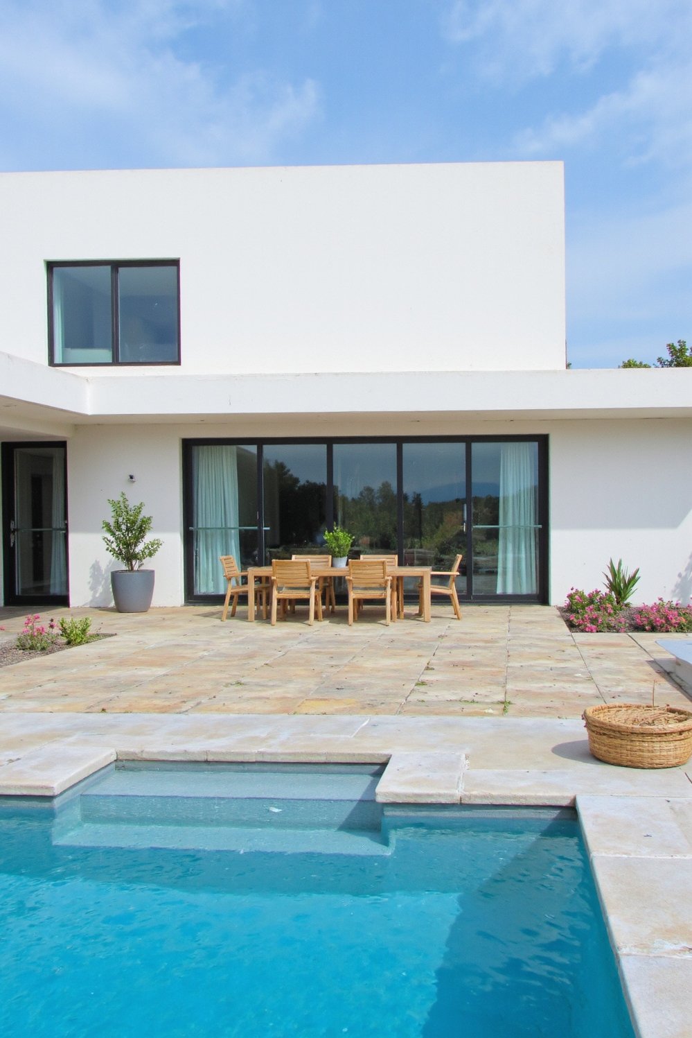 Modern house exteriors - Sleek Ranch House Exterior: Minimalist Design, Big Windows - Luxury minimalist home with a stunning pool and...
